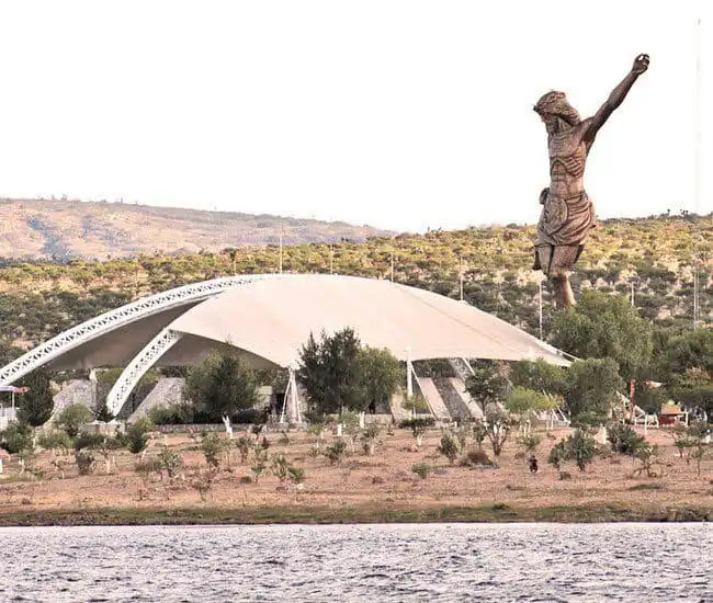 Gorgeous view of Statue on Lake Cristo Roto