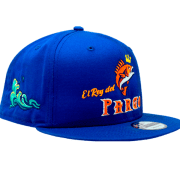 Gorra personalizada de pesca vista en ángulo con ola y logo frontal.