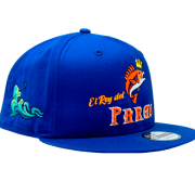 Gorra personalizada de pesca vista en ángulo con ola y logo frontal.