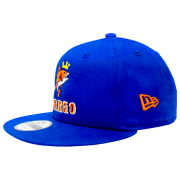 Gorra New Era personalizada con logo bordado y temática de pesca.