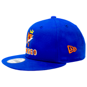Gorra New Era personalizada con logo bordado y temática de pesca.