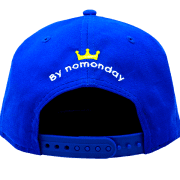 Parte trasera de gorra de pesca personalizada con logo NOmonday y corona.