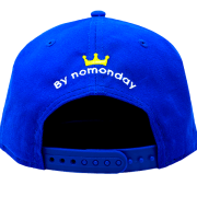 Parte trasera de gorra de pesca personalizada con logo NOmonday y corona.