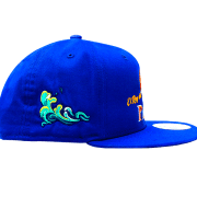 Gorra personalizada de pesca con detalle bordado de ola en el lateral.