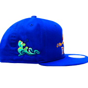 Gorra personalizada de pesca con detalle bordado de ola en el lateral.